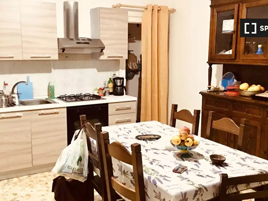 Immagine 3 di Camera condivisa in affitto  in Via Cedronio a Napoli