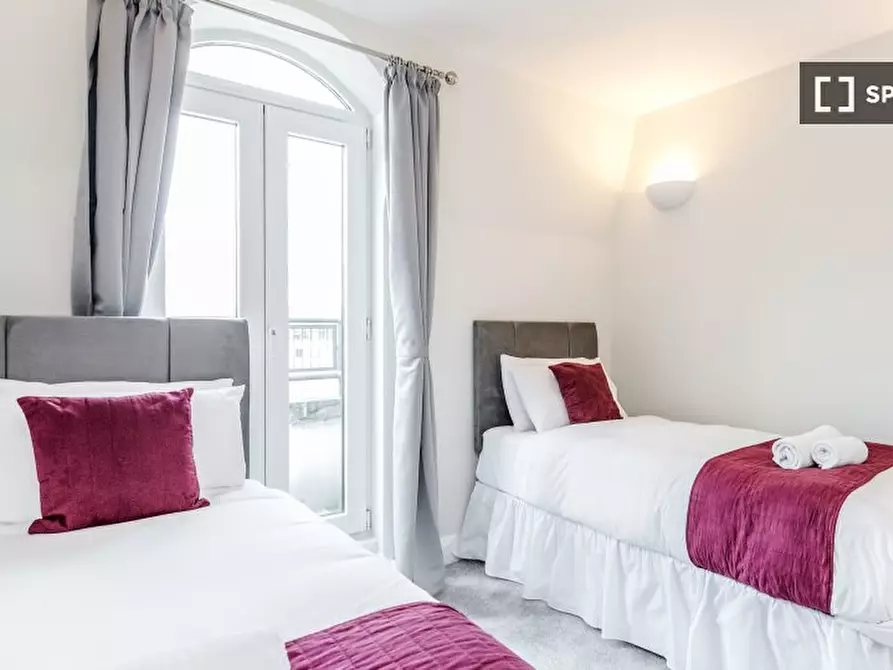 Immagine 2 di Appartamento in affitto  in Clarence St a Staines