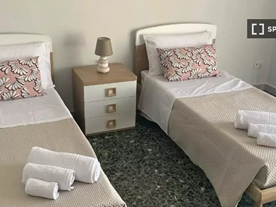 Immagine 2 di Camera condivisa in affitto  in Via Marco Aurelio Severino a Napoli