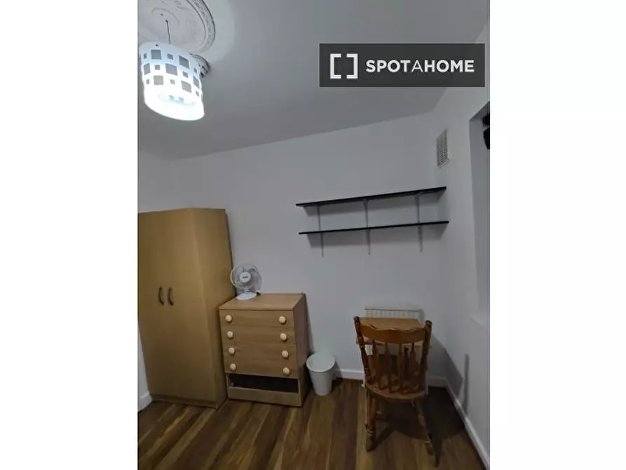 Immagine 10 di Camera condivisa in affitto  in Strattondale St a Poplar