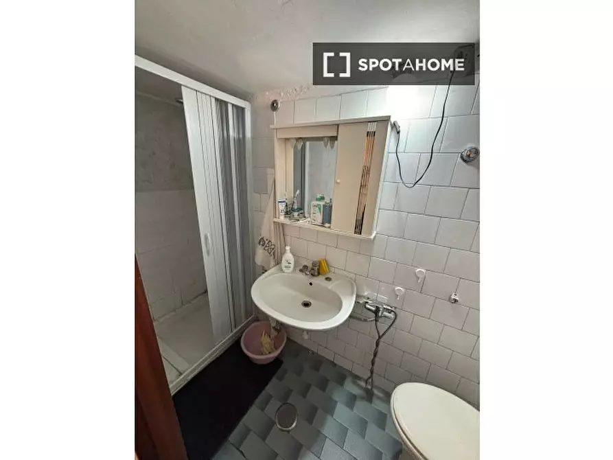 Immagine 13 di Camera condivisa in affitto  in Via Brombeis a Napoli