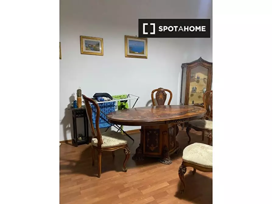 Immagine 8 di Camera condivisa in affitto  in Via Cedronio a Napoli