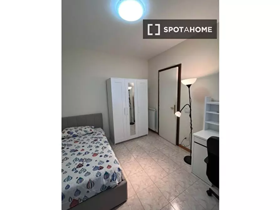 Immagine 3 di Camera condivisa in affitto  in Viale Londra a Roma