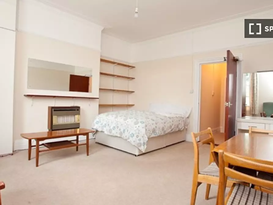 Immagine 1 di Ufficio in affitto  in Saint Anns Villas  /FR a Kensington
