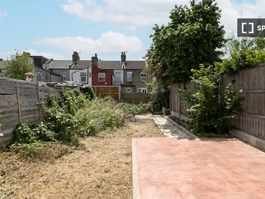 Immagine 8 di Appartamento in affitto  in Orpington Gardens a Enfield