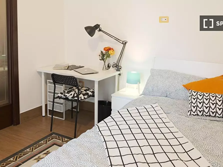 Immagine 17 di Camera condivisa in affitto  in Via Enrico Pessina n. a Napoli