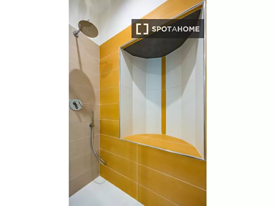 Immagine 12 di Appartamento in affitto  in Via Santa Teresa degli Scalzi a Napoli