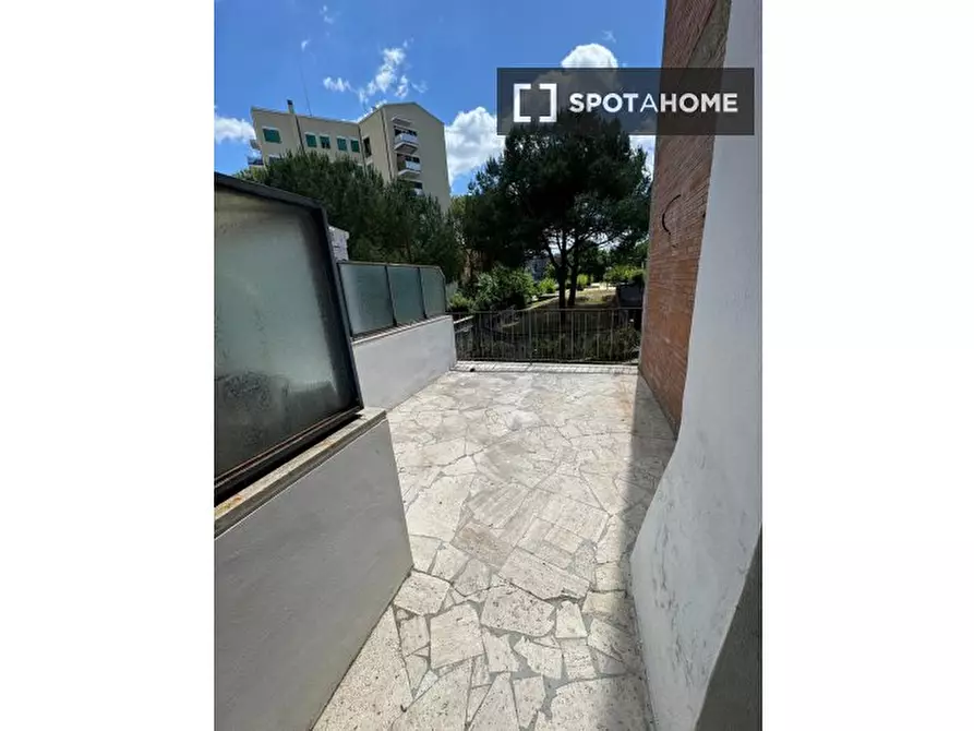 Immagine 2 di Camera condivisa in affitto  in Viale Guglielmo Marconi a Roma