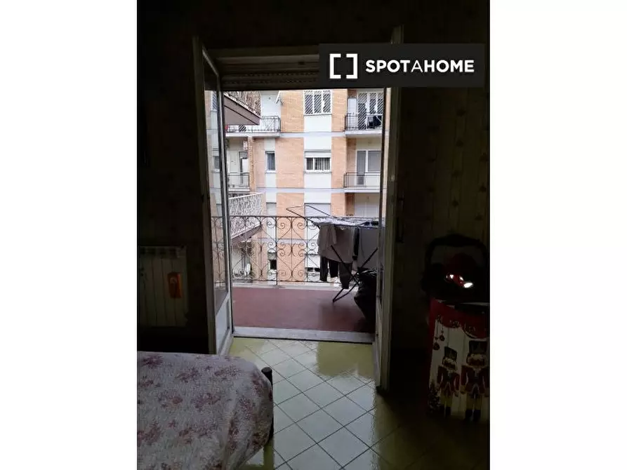 Immagine 2 di Camera condivisa in affitto  in Via Pian Due Torri a Roma