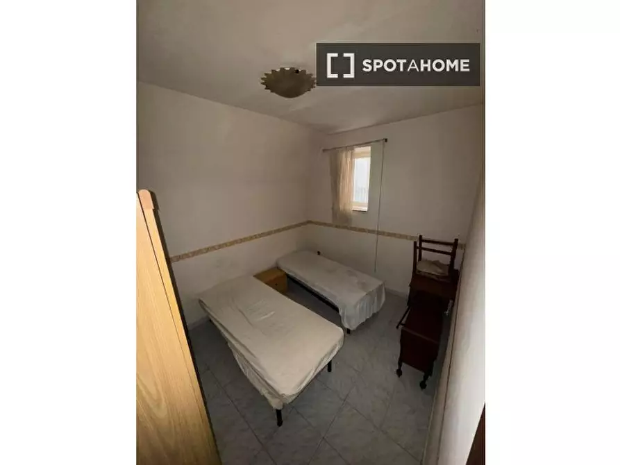 Immagine 1 di Camera condivisa in affitto  in Str. dell'Anticaglia a Napoli