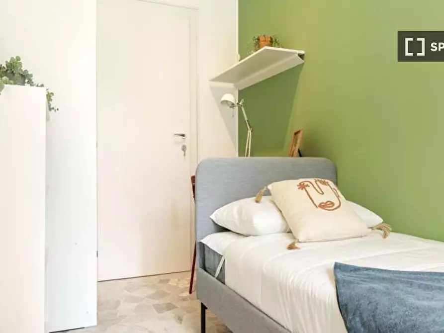 Immagine 2 di Camera condivisa in affitto  in Via Lorenteggio Milan a Milano