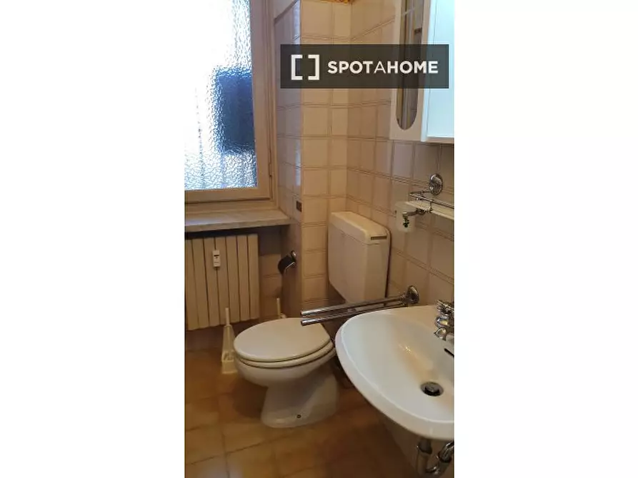 Immagine 14 di Camera condivisa in affitto  in Via Susa a Torino