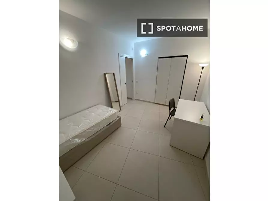 Immagine 1 di Camera condivisa in affitto  in Via Luigi Settembrini a Napoli