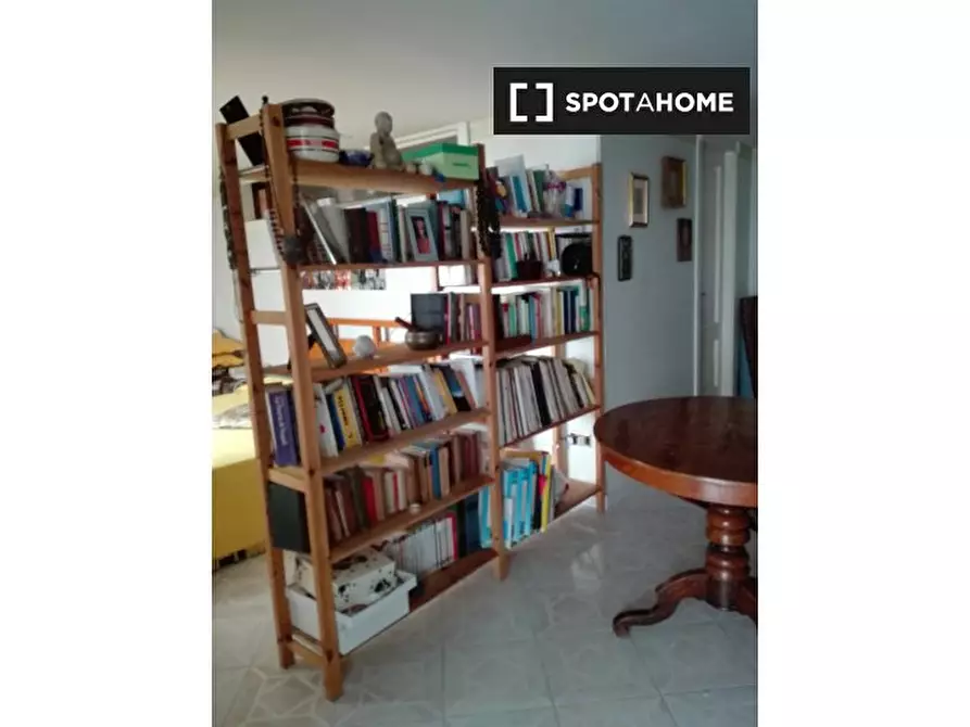 Immagine 4 di Camera condivisa in affitto  in Vico Tarsia a Napoli