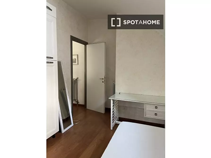 Immagine 7 di Camera condivisa in affitto  in Viale Guglielmo Marconi a Roma