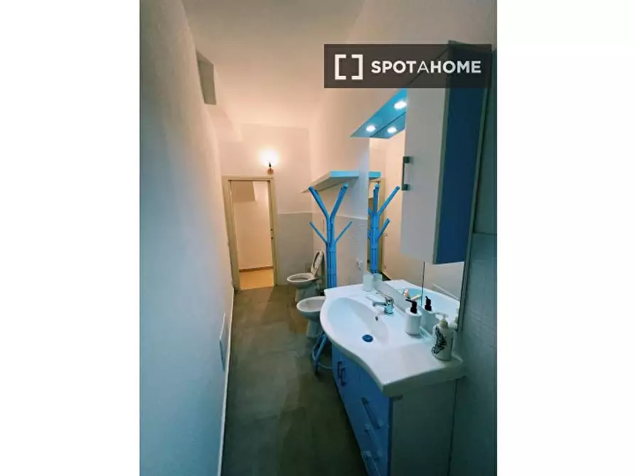 Immagine 4 di Camera condivisa in affitto  in Via Stella a Napoli