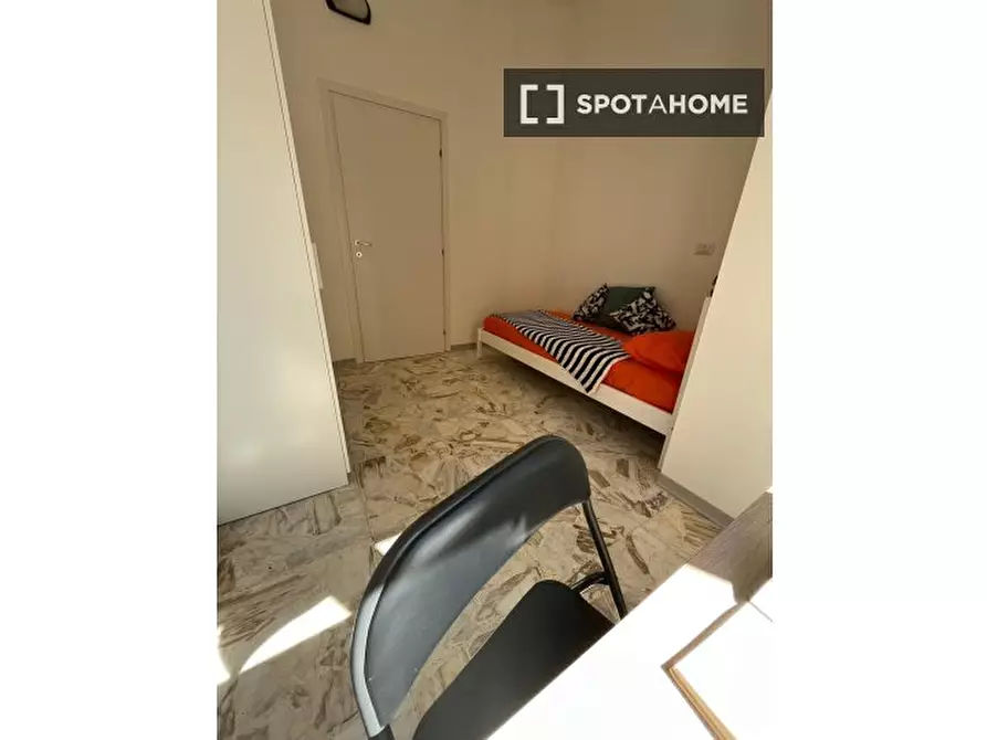 Immagine 2 di Camera condivisa in affitto  in Via Grazia Deledda a Cagliari