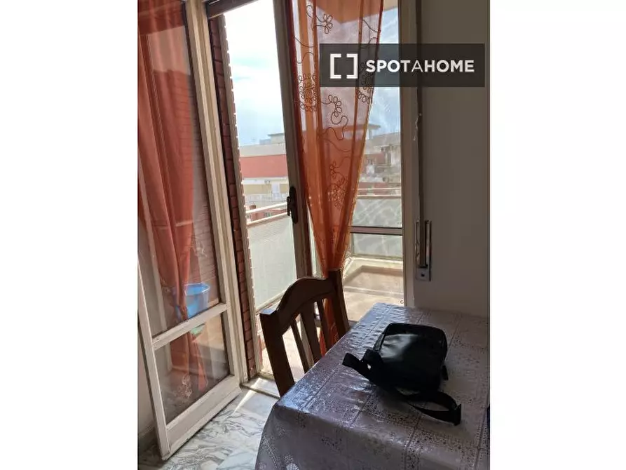 Immagine 16 di Camera condivisa in affitto  in Viale Maria Bakunin a Napoli