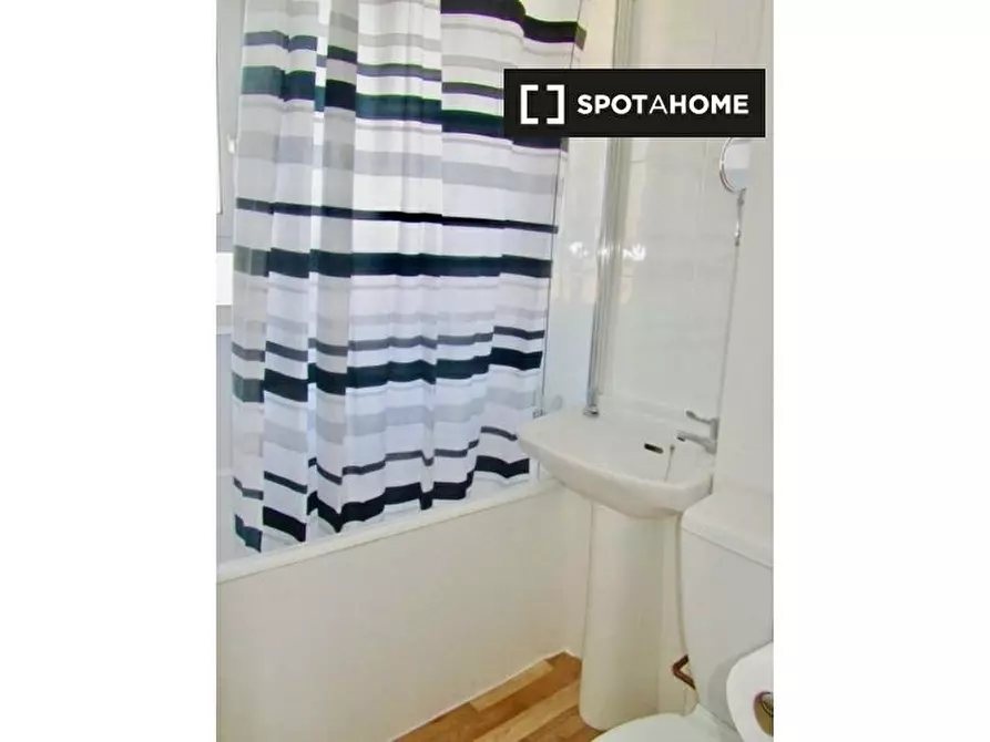 Immagine 3 di Camera condivisa in affitto  in Gibbs Green Cl a Hammersmith