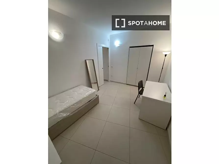 Immagine 13 di Camera condivisa in affitto  in Via Luigi Settembrini a Napoli