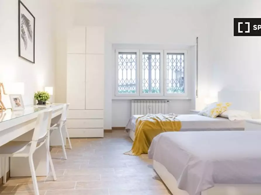 Immagine 2 di Camera condivisa in affitto  in Via delle Genziane a Milano