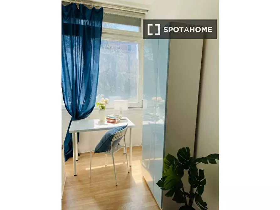 Immagine 17 di Camera condivisa in affitto  in Viale Coni Zugna a Milano