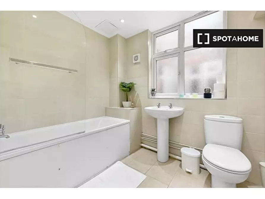 Immagine 17 di Appartamento in affitto  in b Stamford hill London N16 6QX a Hackney