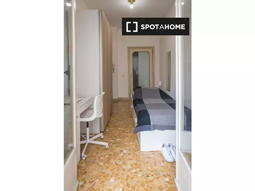 Immagine 3 di Camera condivisa in affitto  in Via Tito Omboni a Roma