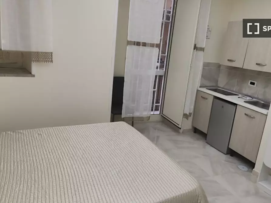 Immagine 1 di Camera condivisa in affitto  in Via Carlo de Cesare a Napoli
