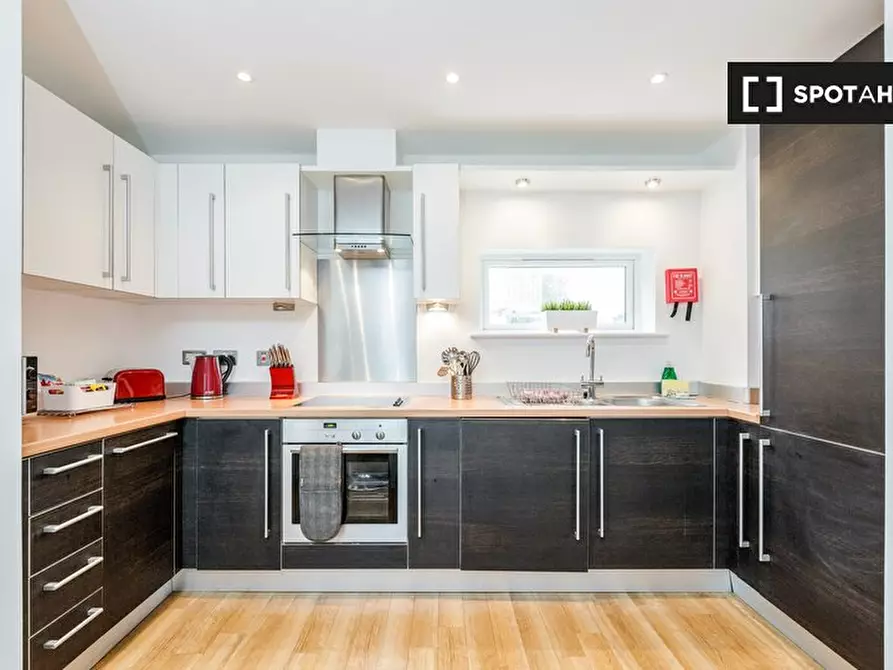Immagine 6 di Appartamento in affitto  in Walnut Tree Cl a Guildford