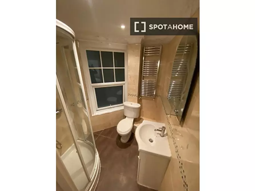 Immagine 12 di Camera condivisa in affitto  in Flat a Greenwich
