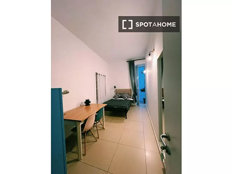 Immagine 13 di Camera condivisa in affitto  in Via Stella a Napoli