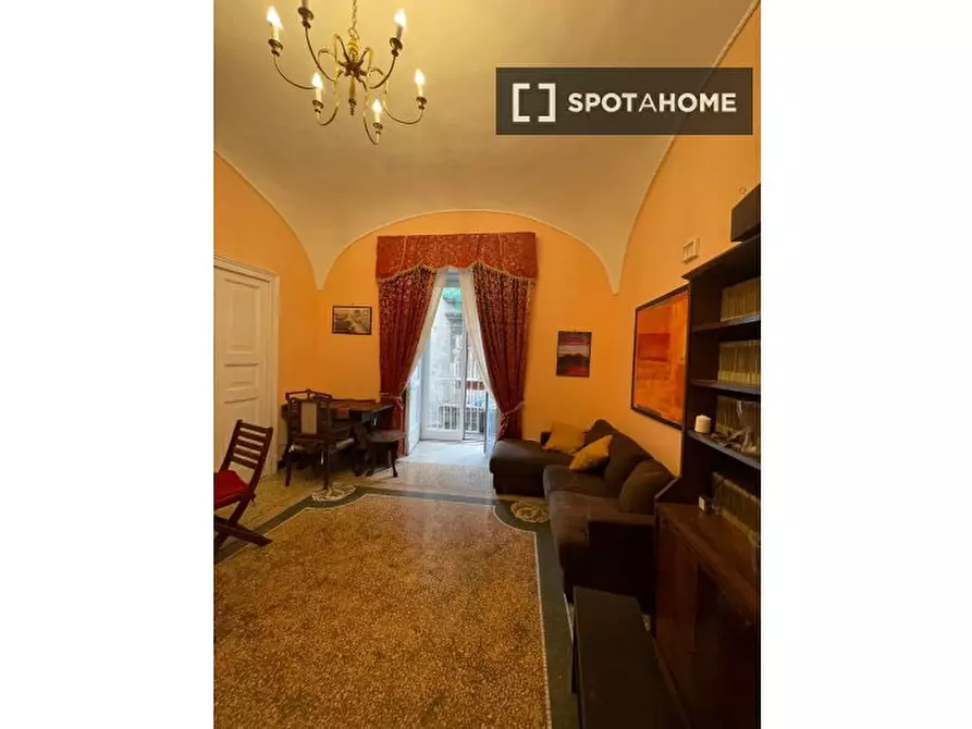 Immagine 17 di Camera condivisa in affitto  in Vico Latilla a Napoli