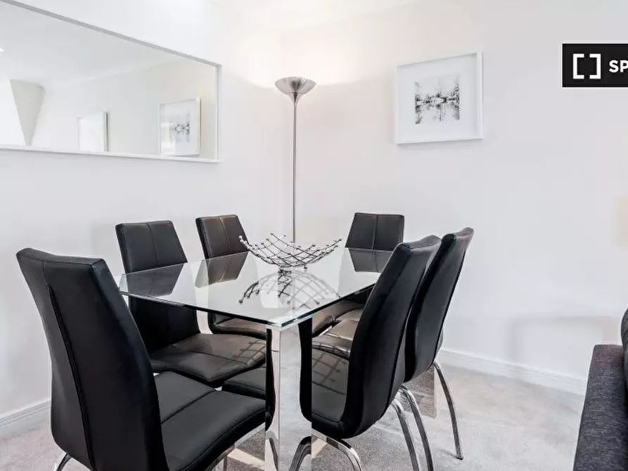 Immagine 4 di Appartamento in affitto  in Leret Way a Leatherhead