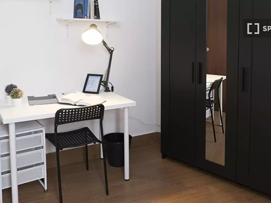 Immagine 3 di Camera condivisa in affitto  in Via Enrico Pessina n. a Napoli