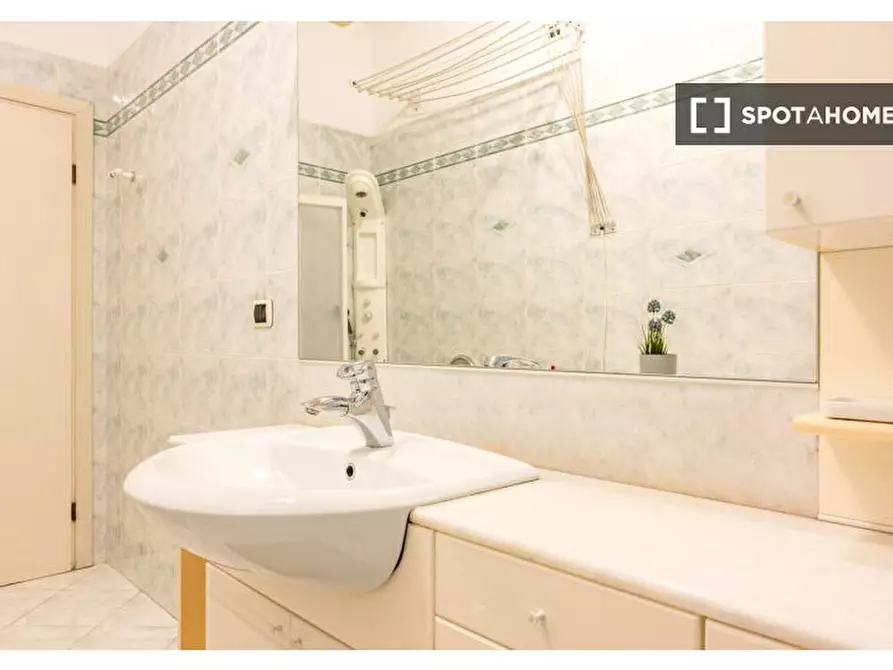 Immagine 16 di Camera condivisa in affitto  in Via Assietta a Milano