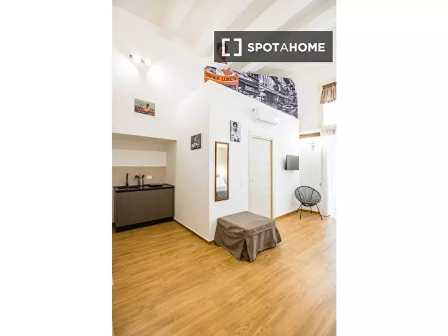 Immagine 9 di Appartamento in affitto  in Via Santa Teresa degli Scalzi a Napoli