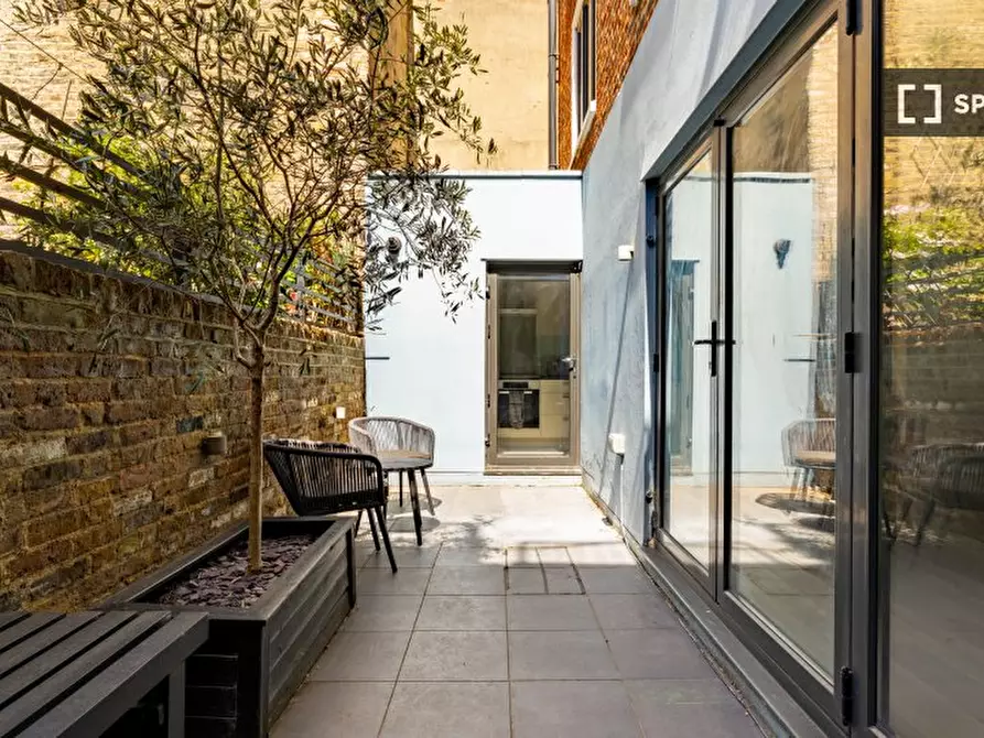 Immagine 18 di Appartamento in affitto  in Basing Street a Kensington