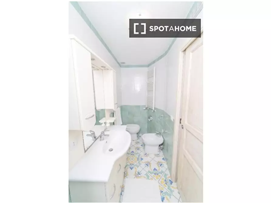 Immagine 7 di Camera condivisa in affitto  in Via Salvator Rosa a Napoli