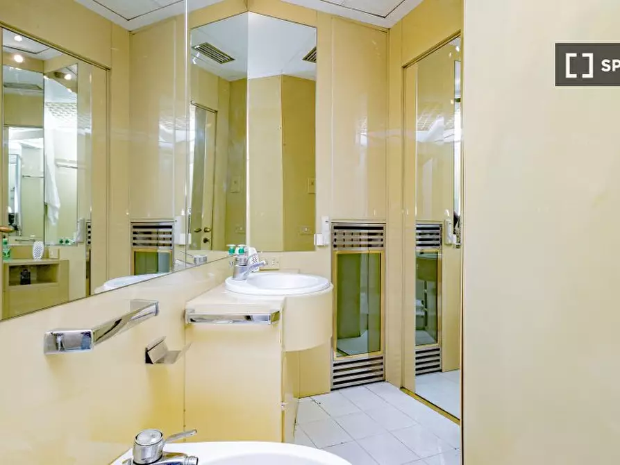 Immagine 17 di Camera condivisa in affitto  in Via Cesare Battisti a Milano