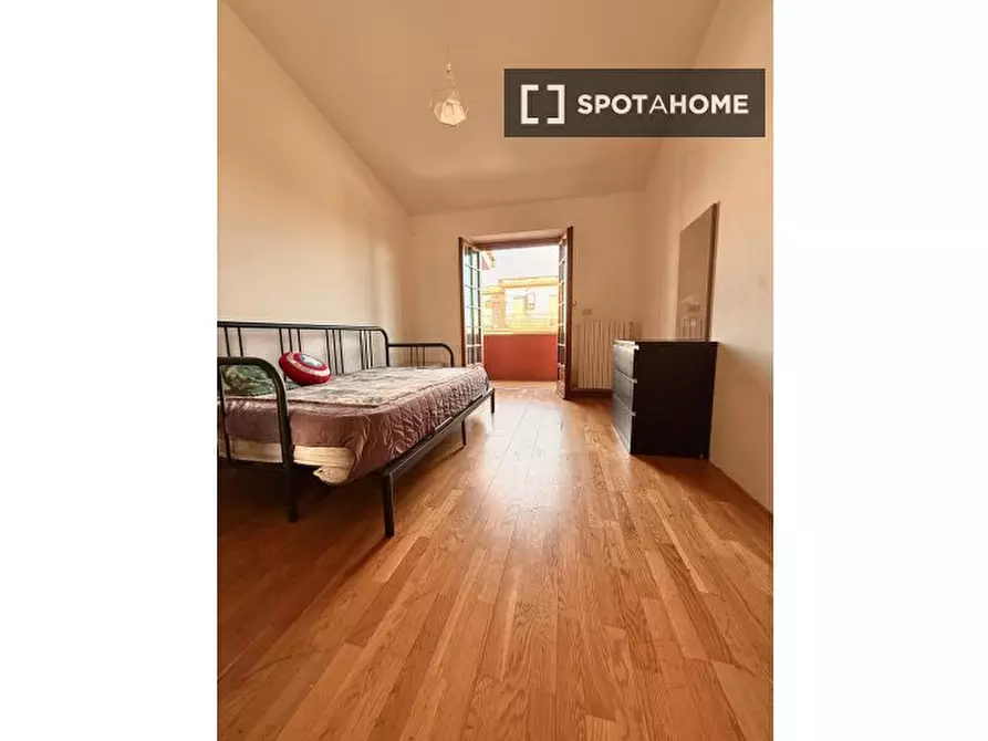 Immagine 15 di Camera condivisa in affitto  in Via Argusto a Roma