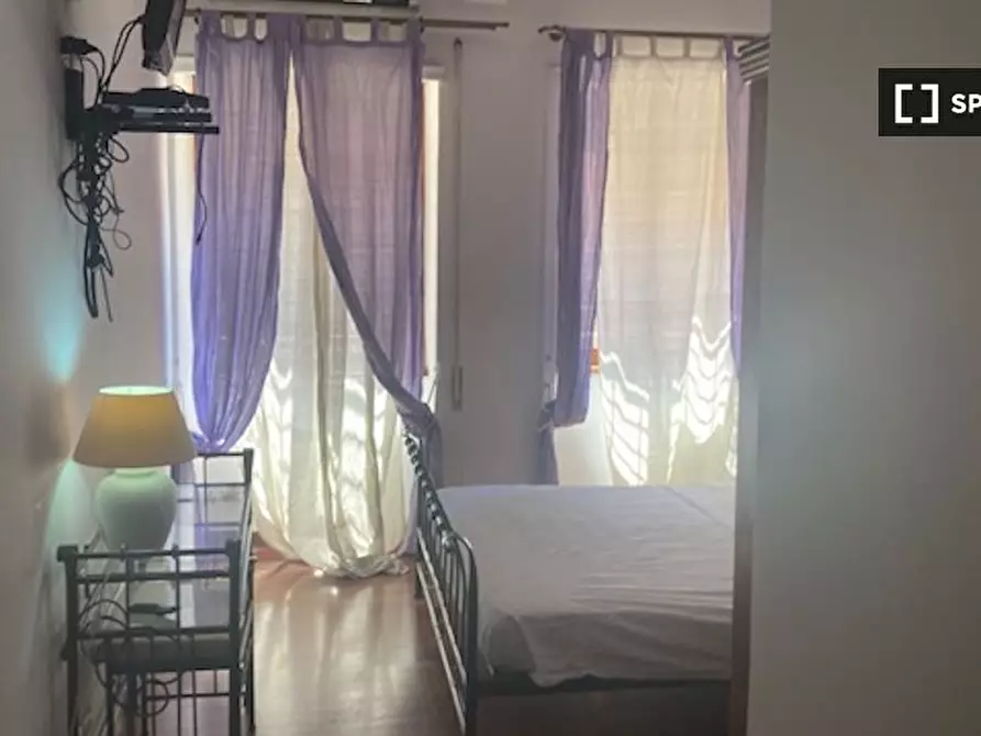 Immagine 1 di Camera condivisa in affitto  in Lungotevere di Pietra Papa a Roma