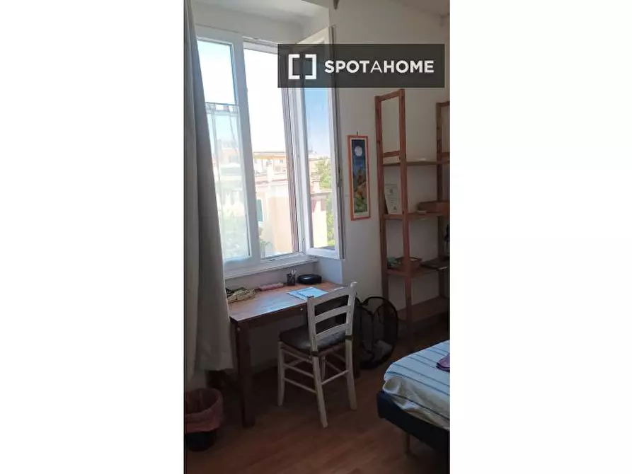 Immagine 1 di Camera condivisa in affitto  in Via Giulia di Gallese a Roma