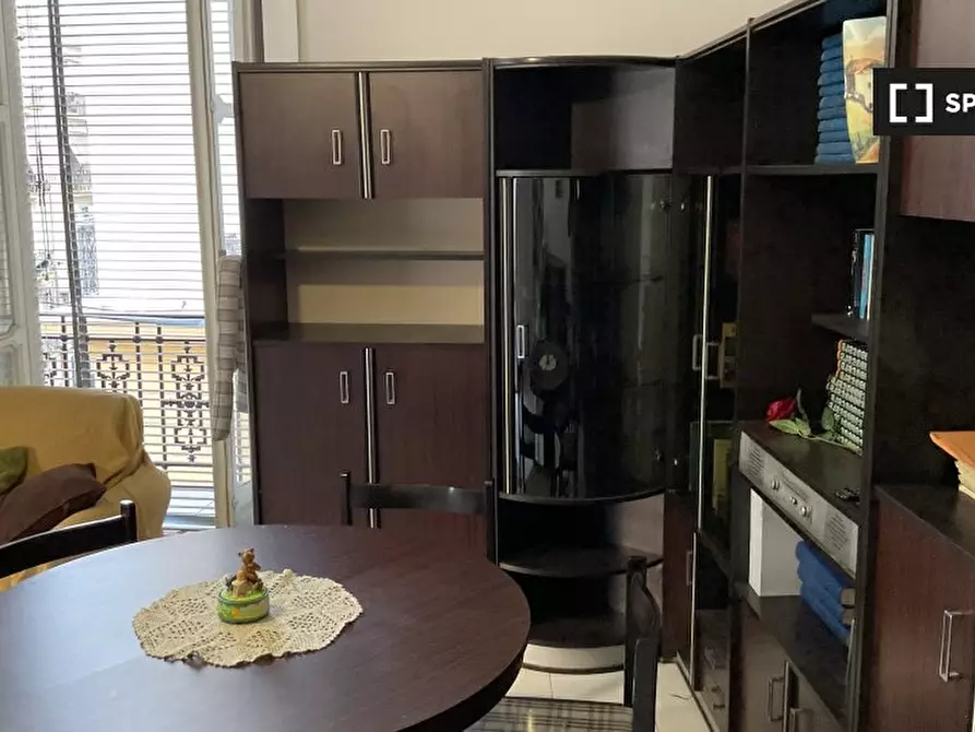 Immagine 2 di Camera condivisa in affitto  in Via Carminiello Al Mercato a Napoli