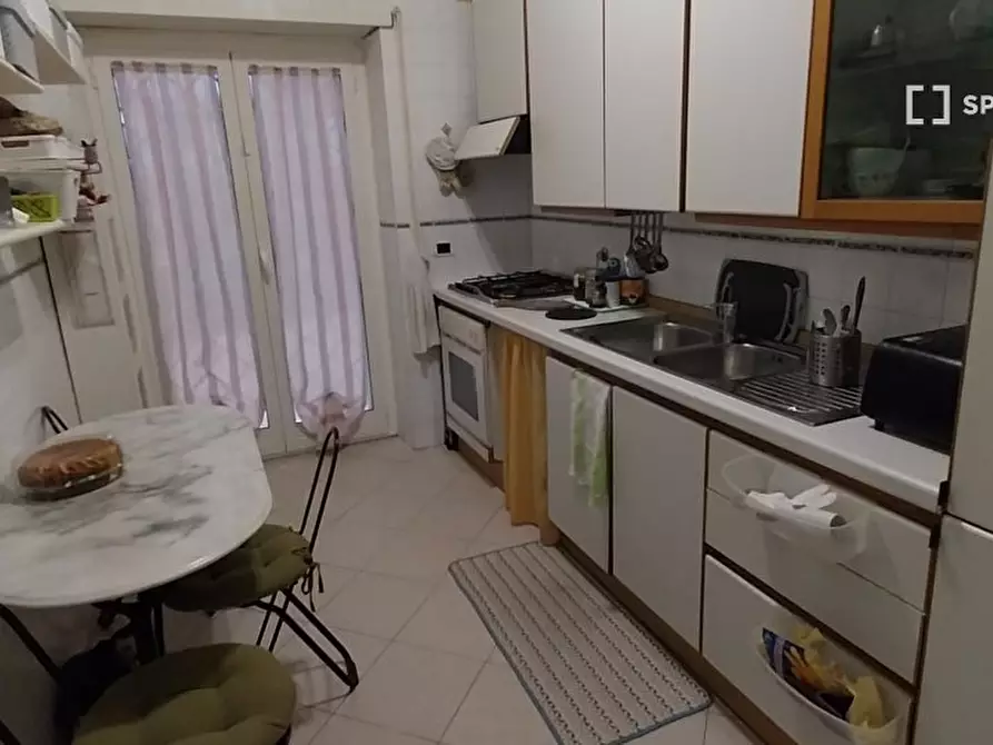 Immagine 4 di Camera condivisa in affitto  in Via Antonino Pio a Roma