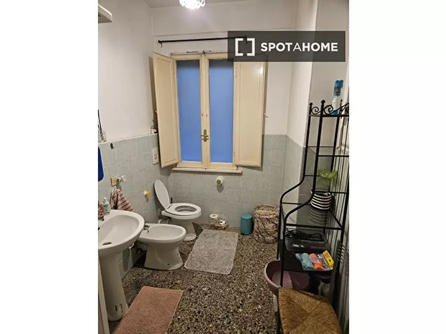 Immagine 8 di Camera condivisa in affitto  in Via Alba a Roma