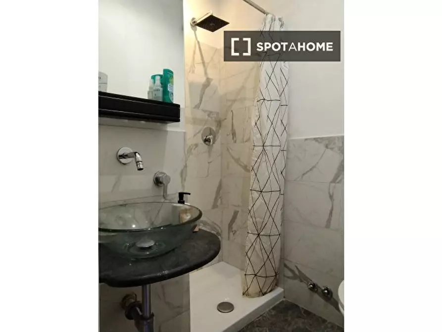 Immagine 2 di Camera condivisa in affitto  in V.le Leonardo da Vinci a Roma