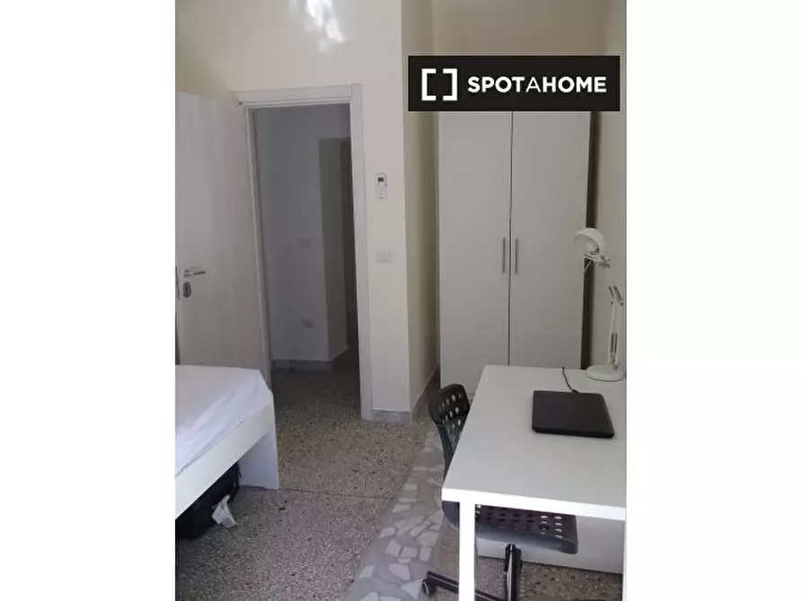 Immagine 3 di Camera condivisa in affitto  in Via Domenico Quaranta a Napoli