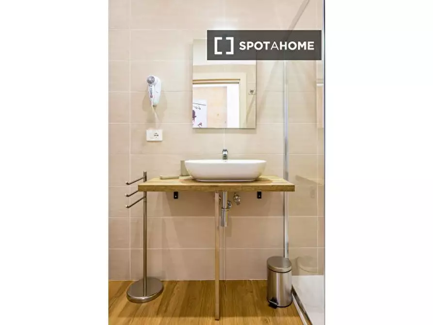 Immagine 7 di Appartamento in affitto  in Via Santa Teresa degli Scalzi a Napoli