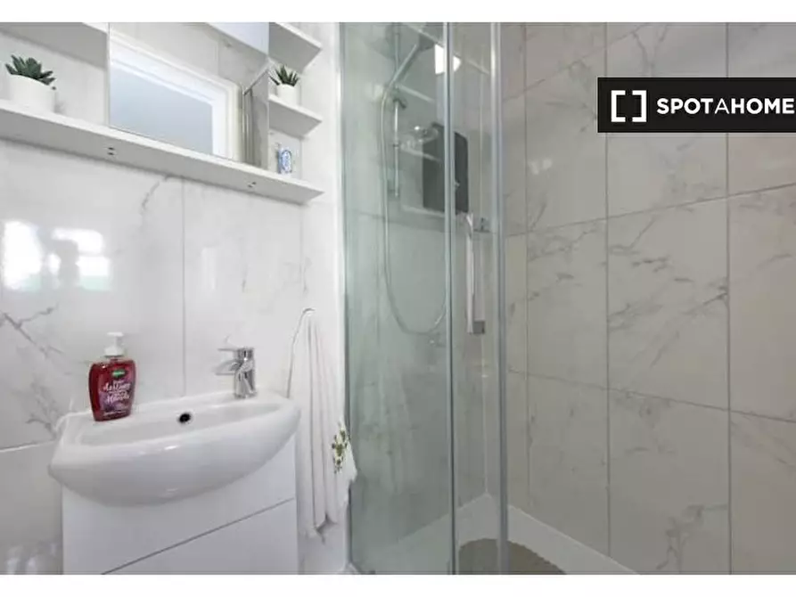 Immagine 15 di Ufficio in affitto  in Flat a Barnet